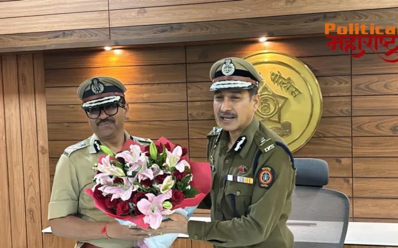 Amitesh Kumar being welcomed with a bouquet by a senior officer at a police commissionerate